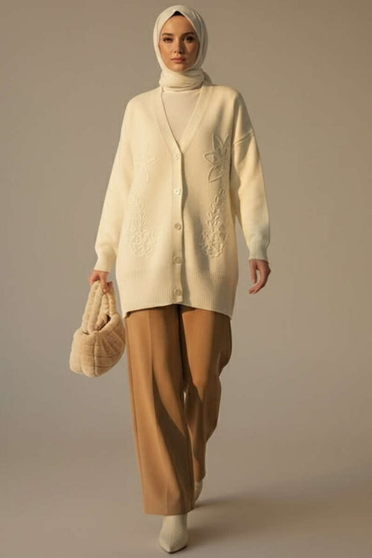 Cardigan en maille brodée de fleurs en écru