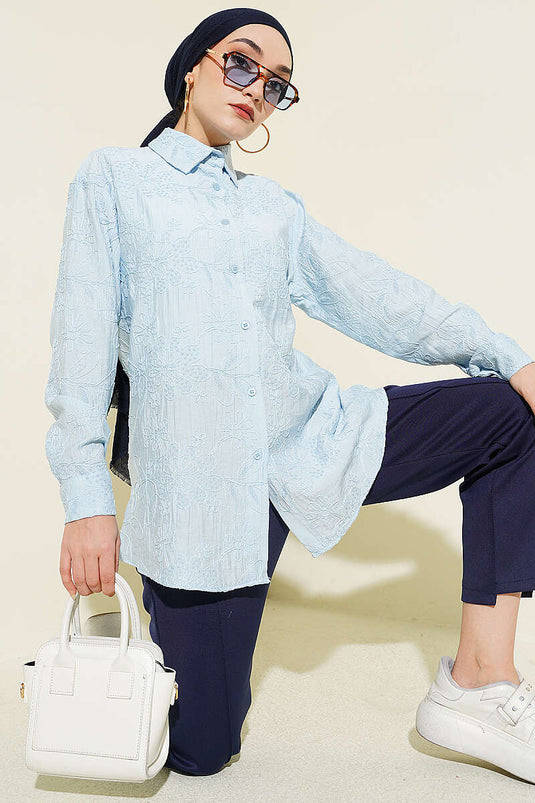 Basic-Hemd mit Blumenprägung in Babyblau
