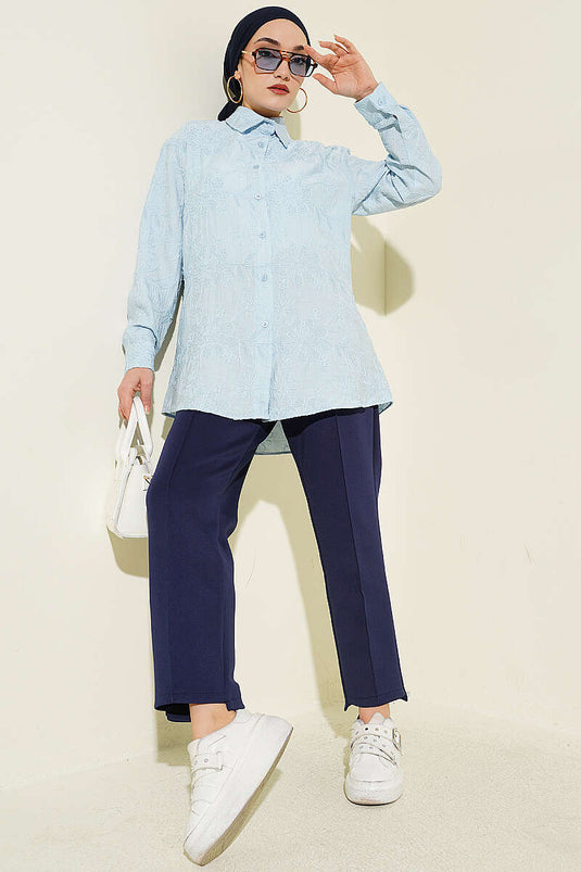 Basic-Hemd mit Blumenprägung in Babyblau