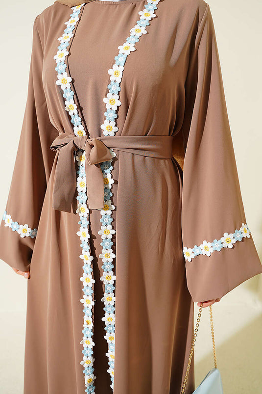 Çiçek Motifli Kuşaklı Abaya Latte