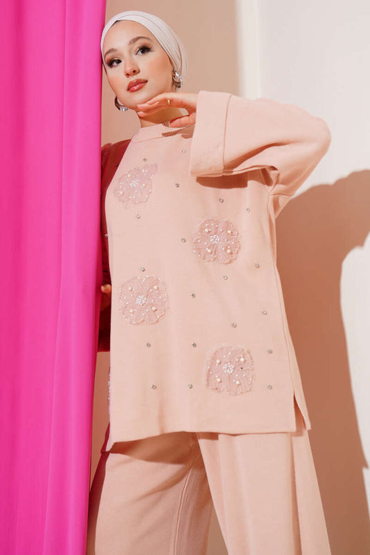 Tweedelige set met bloemenmotief, breiwerk, poeder