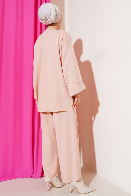 Tweedelige set met bloemenmotief, breiwerk, poeder