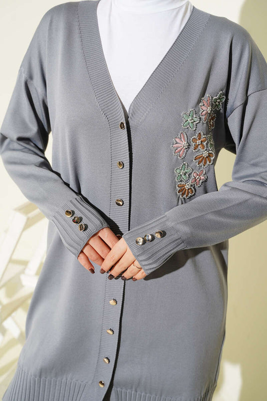 كارديغان رمادي مرسيريز مزين بتطريز الأزهار وأزرار