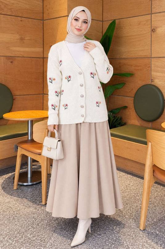 Chaqueta De Punto Beige Con Bordados Florales Y Botones