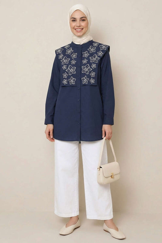 Chemise col officier brodée de fleurs bleu marine