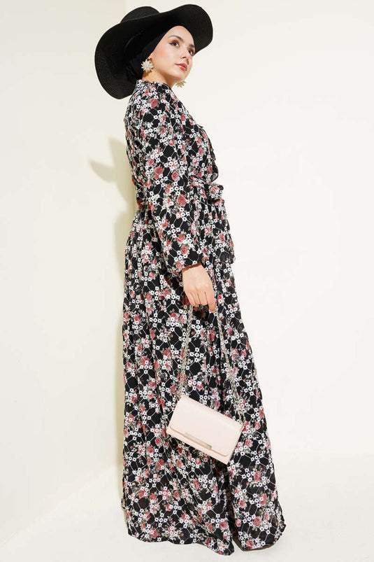 Robe en mousseline de soie brodée de fleurs avec ceinture noire