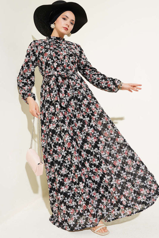 Robe en mousseline de soie brodée de fleurs avec ceinture noire