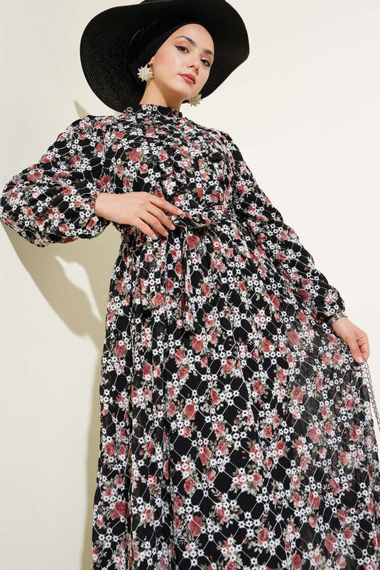 Robe en mousseline de soie brodée de fleurs avec ceinture noire