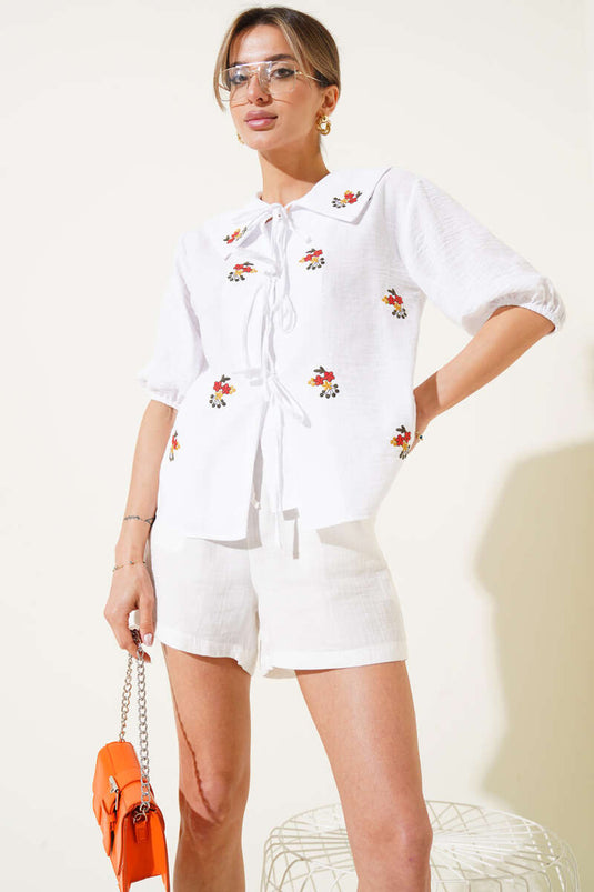 Çiçek Nakışlı Önü Bağcıklı Bluz Beyaz