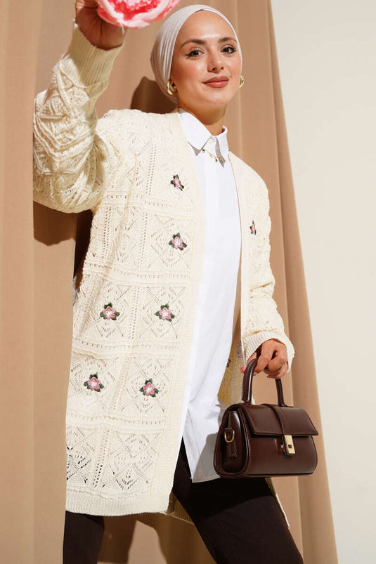 سترة محبوكة مزخرفة بتطريز الأزهار باللون البيج