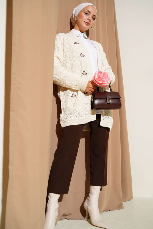 سترة محبوكة مزخرفة بتطريز الأزهار باللون البيج