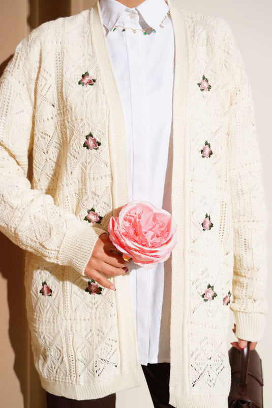 سترة محبوكة مزخرفة بتطريز الأزهار باللون البيج