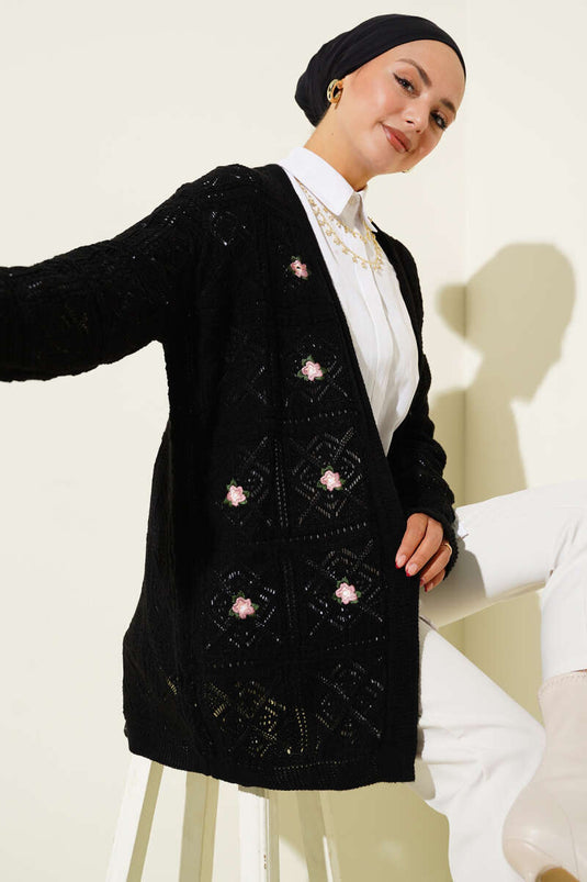 سترة محبوكة مزخرفة بتطريز الأزهار باللون الأسود