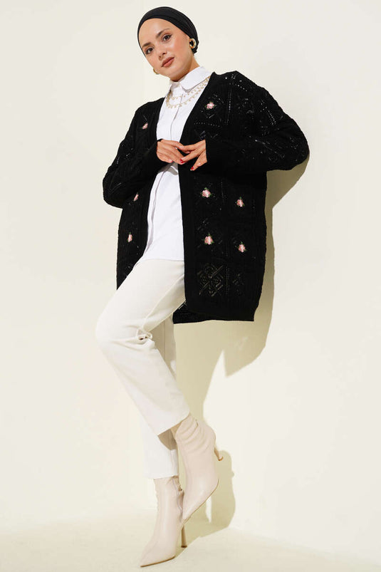 سترة محبوكة مزخرفة بتطريز الأزهار باللون الأسود