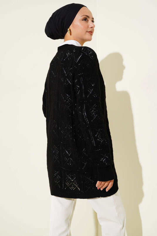 سترة محبوكة مزخرفة بتطريز الأزهار باللون الأسود