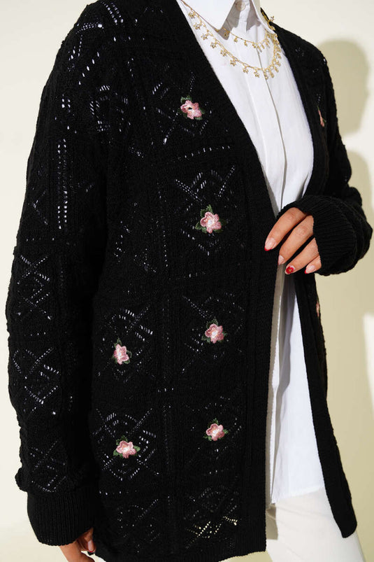 سترة محبوكة مزخرفة بتطريز الأزهار باللون الأسود