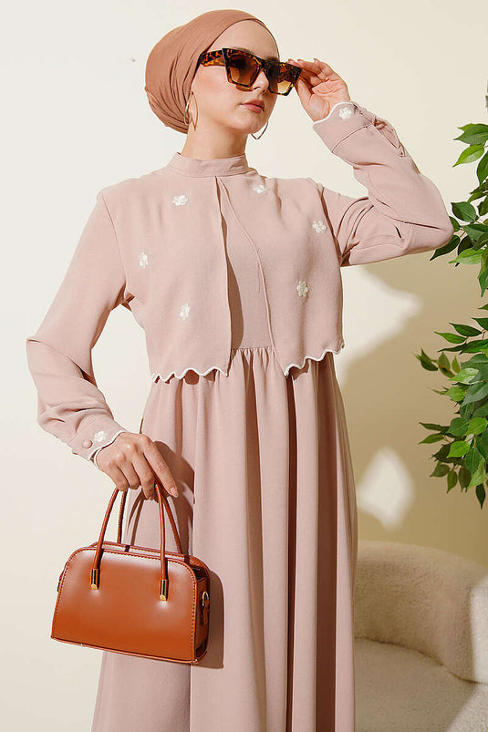 Abito con mantella e ricamo floreale beige