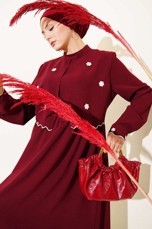 Robe cape brodée de fleurs bordeaux