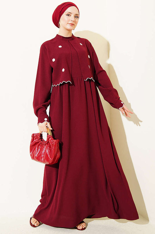 Robe cape brodée de fleurs bordeaux