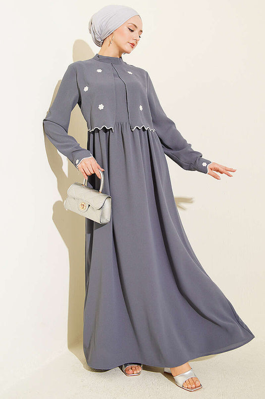 Robe grise avec cape et broderie florale