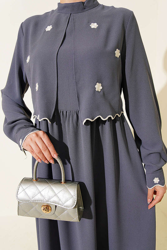 Robe grise avec cape et broderie florale