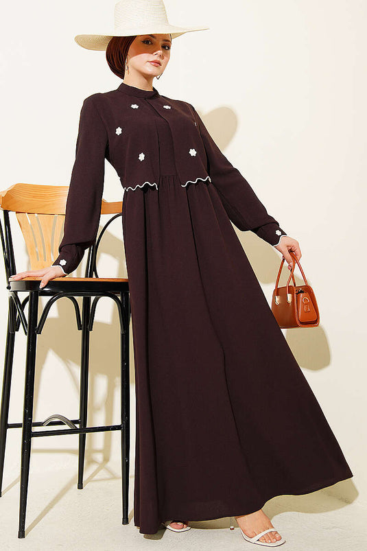 Robe cape brodée de fleurs marron