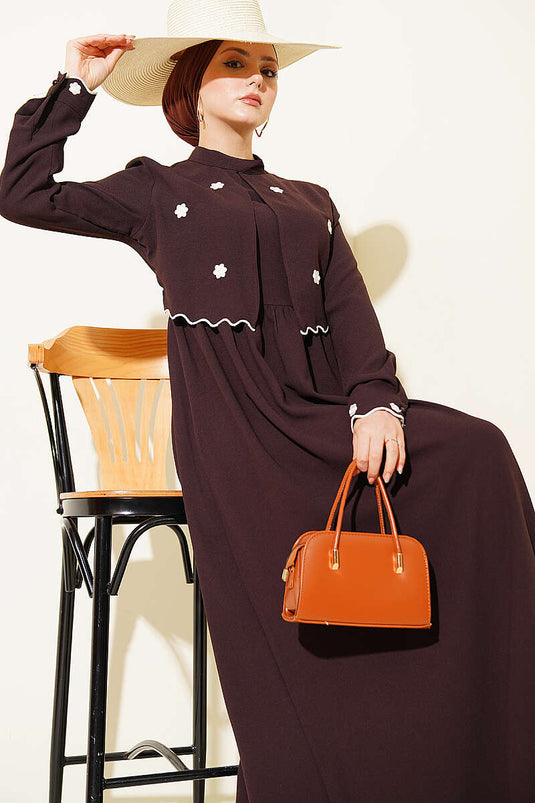 Robe cape brodée de fleurs marron