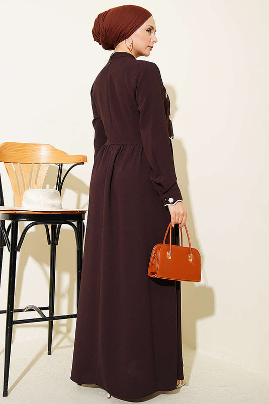 Robe cape brodée de fleurs marron