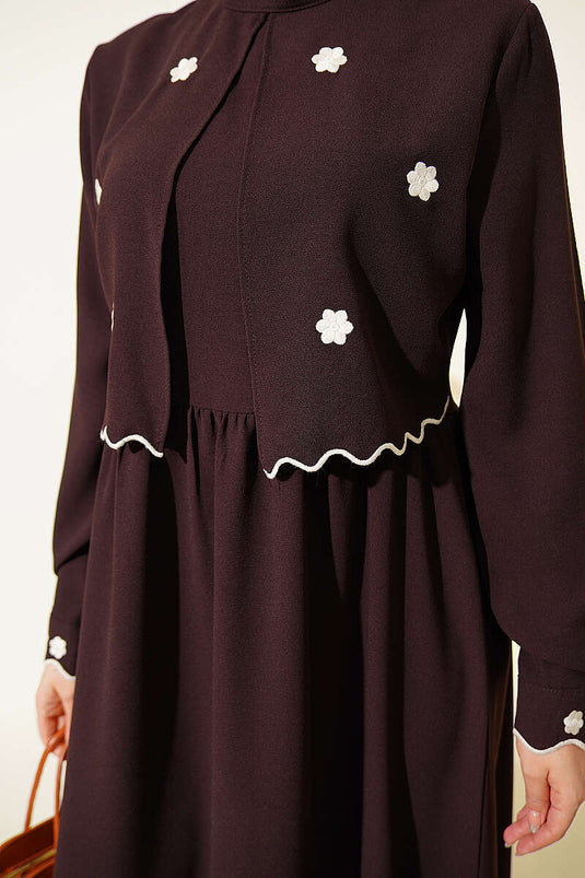 Robe cape brodée de fleurs marron