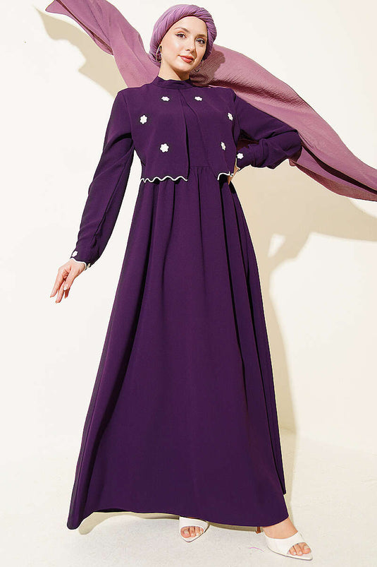 Robe violette avec cape et broderie florale