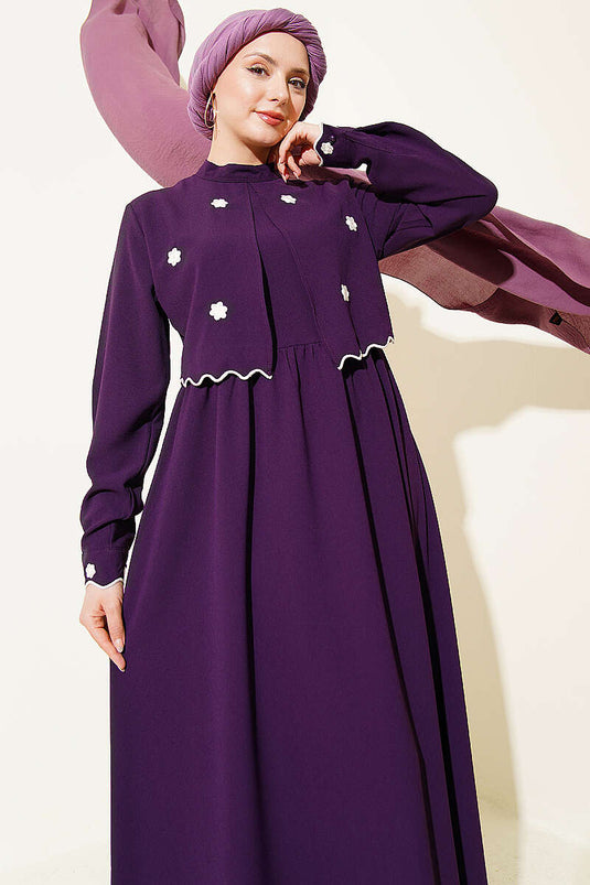 Robe violette avec cape et broderie florale