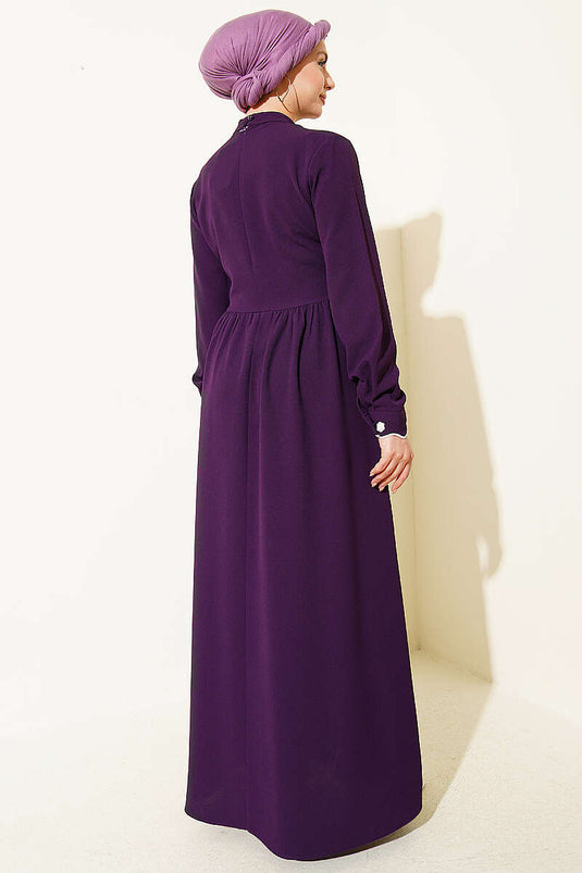 Robe violette avec cape et broderie florale