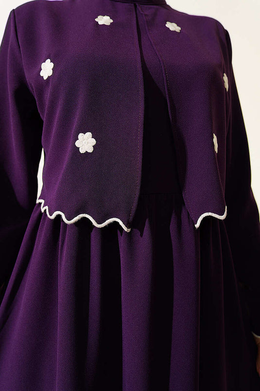 Robe violette avec cape et broderie florale