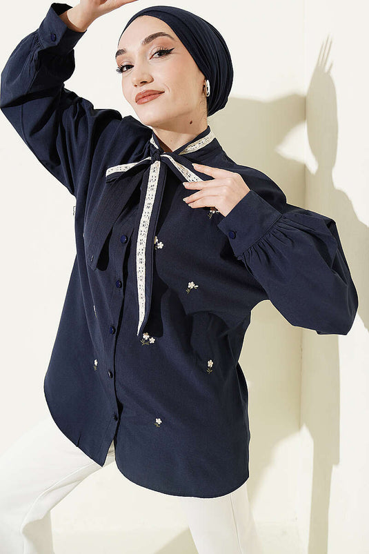Camicia con Colletto Ricamato a Fiori e Laccio Blu Scuro