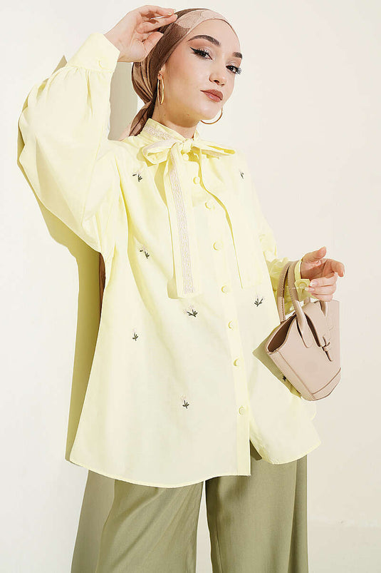 Chemise jaune à col noué avec broderie florale