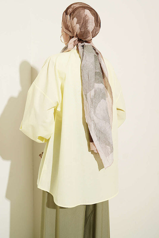 Chemise jaune à col noué avec broderie florale