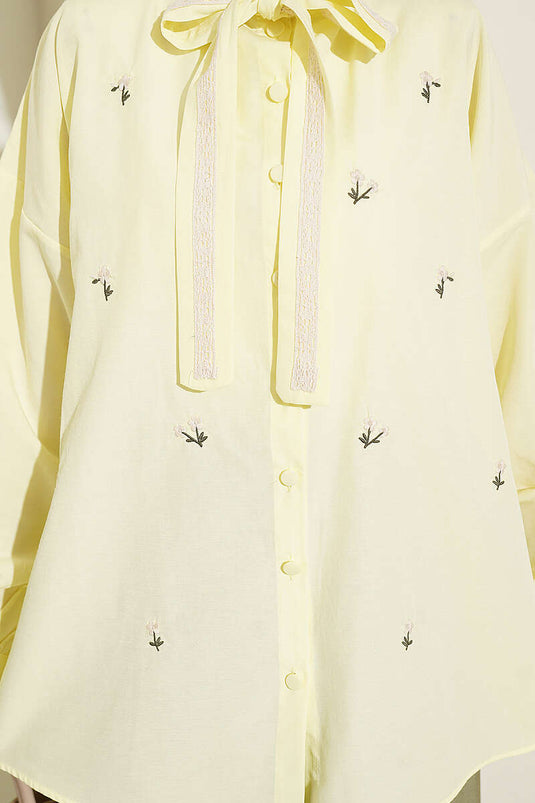 Chemise jaune à col noué avec broderie florale