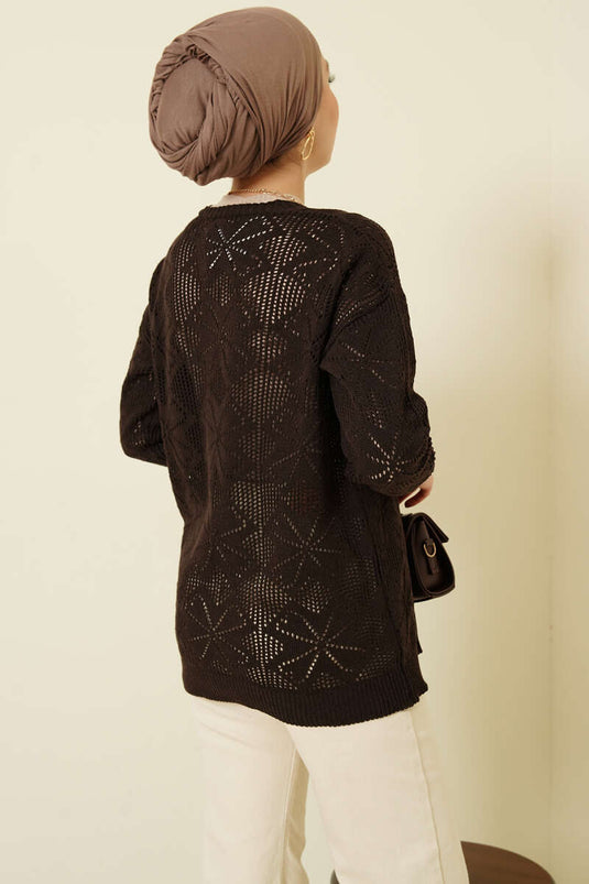 كارديغان محبوك بأزرار وتطريز زهور بلون القهوة الداكن