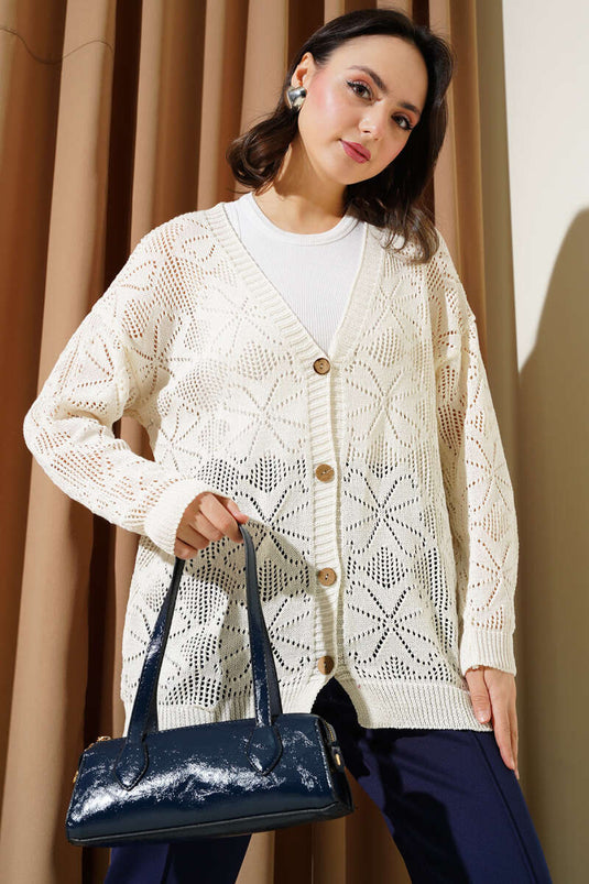 كارديغان محبوك بأزرار وتطريزات زهرية بلون عاجي