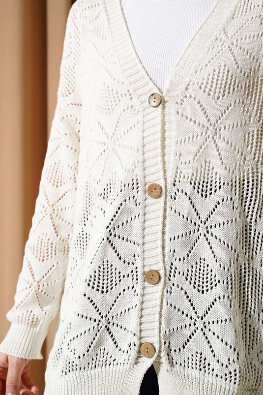 كارديغان محبوك بأزرار وتطريزات زهرية بلون عاجي