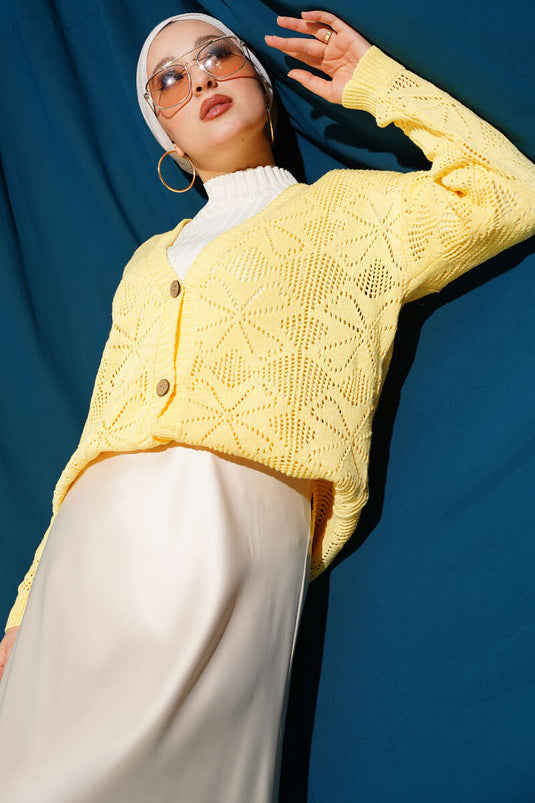 كارديغان محبوك بأزرار وتطريزات زهرية أصفر