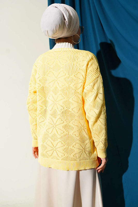 كارديغان محبوك بأزرار وتطريزات زهرية أصفر