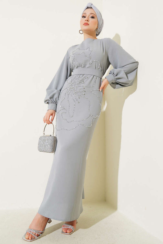 فستان سهرة رمادي مزين بالزهور والأحجار