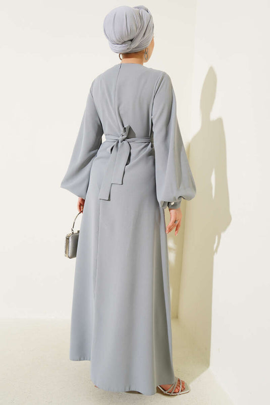 فستان سهرة رمادي مزين بالزهور والأحجار