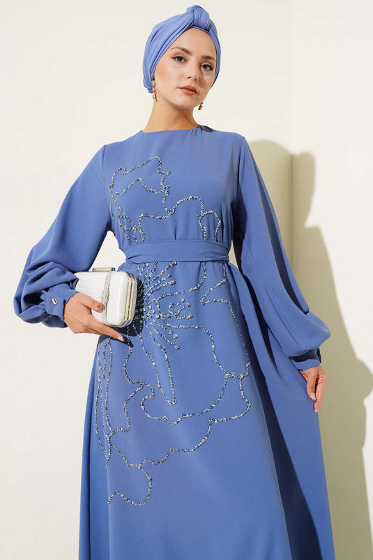 Indigo avondjurk met bloemen- en steenversiering