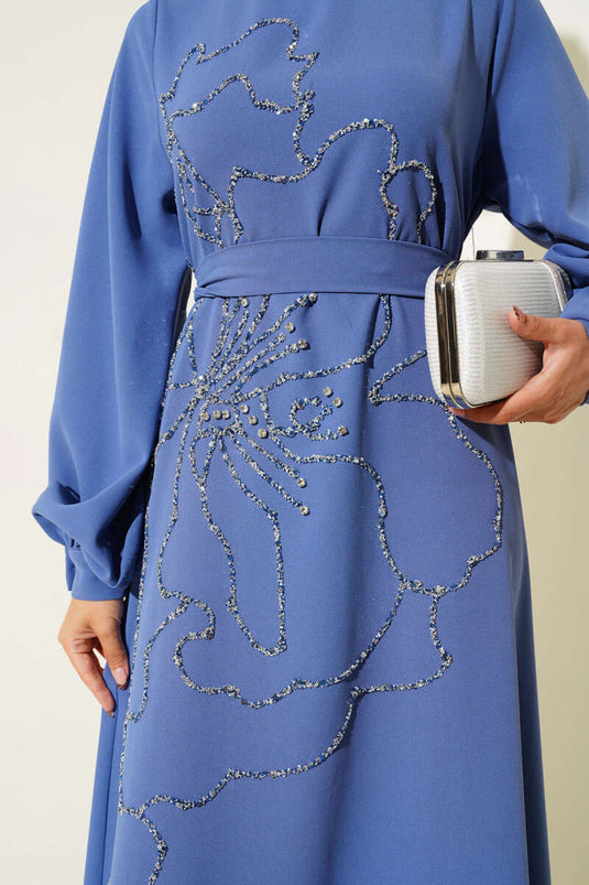 Indigo avondjurk met bloemen- en steenversiering