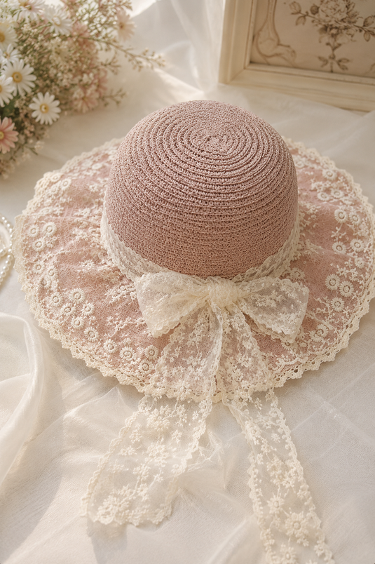 Chapeau en paille avec détail en tulle fleurie couleur poudre