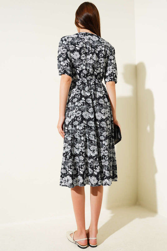 Robe noire à fleurs, taille élastique et manches courtes