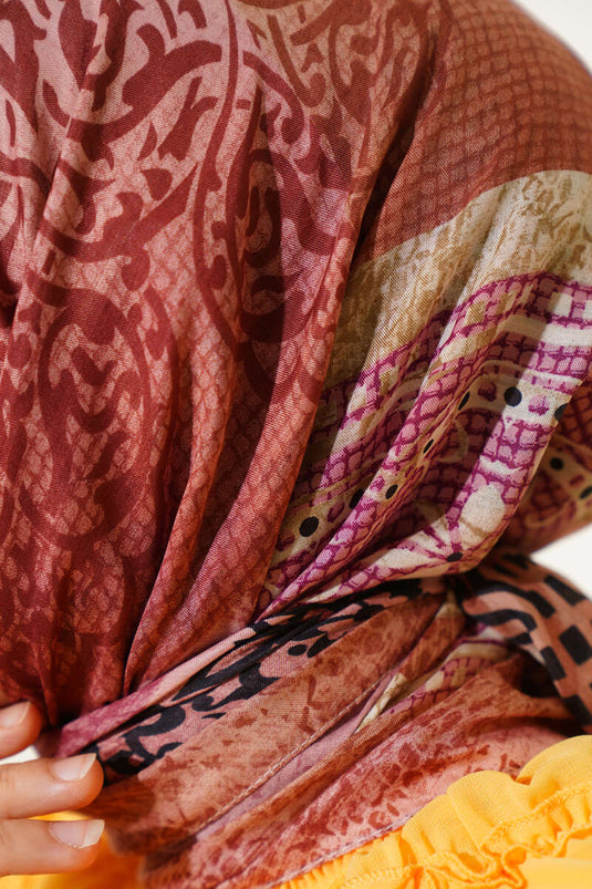 Écharpe magenta à motif floral mixte