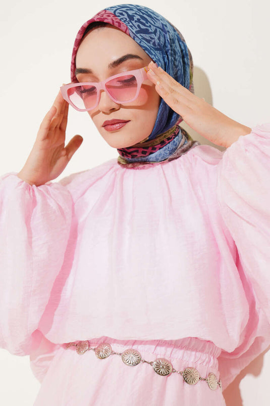 وشاح أزرق بنقشة زهور مختلطة